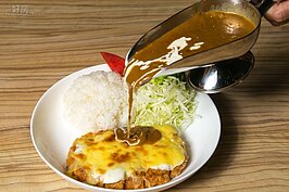 咖哩豬排丼所用的咖哩醬，是工藤先生精心熬煮，還加入了台灣特產香蕉，口味清香而不膩。豬排就算是放涼了依舊保持剛起鍋的口感。