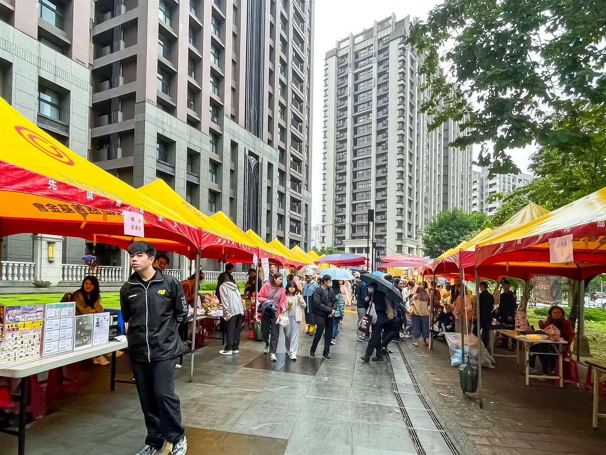 永慶房屋參與新店公崙里聖誕活動，陪伴里民熱鬧過聖誕。圖／永慶房產集團提供