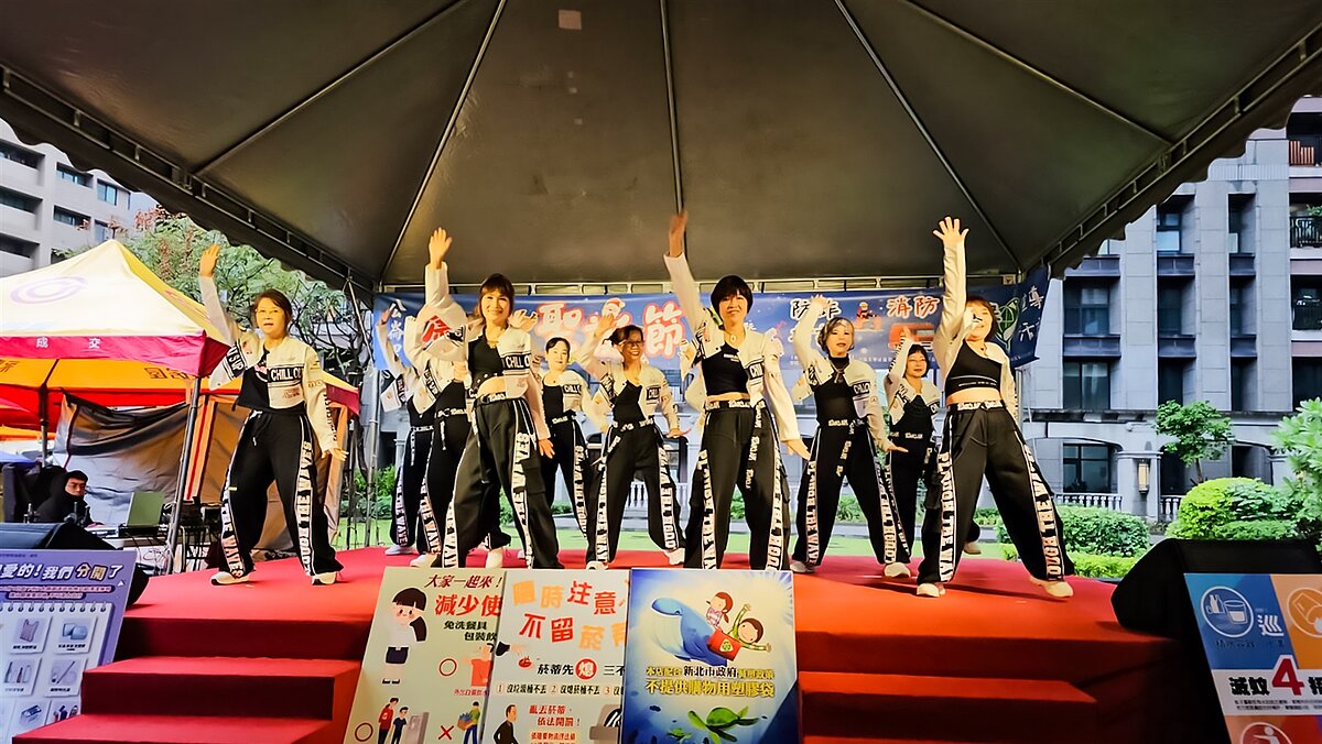 新北市新店區公崙里辦公處安排須多表演節目，炒熱現場氣氛。圖／永慶房產集團提供