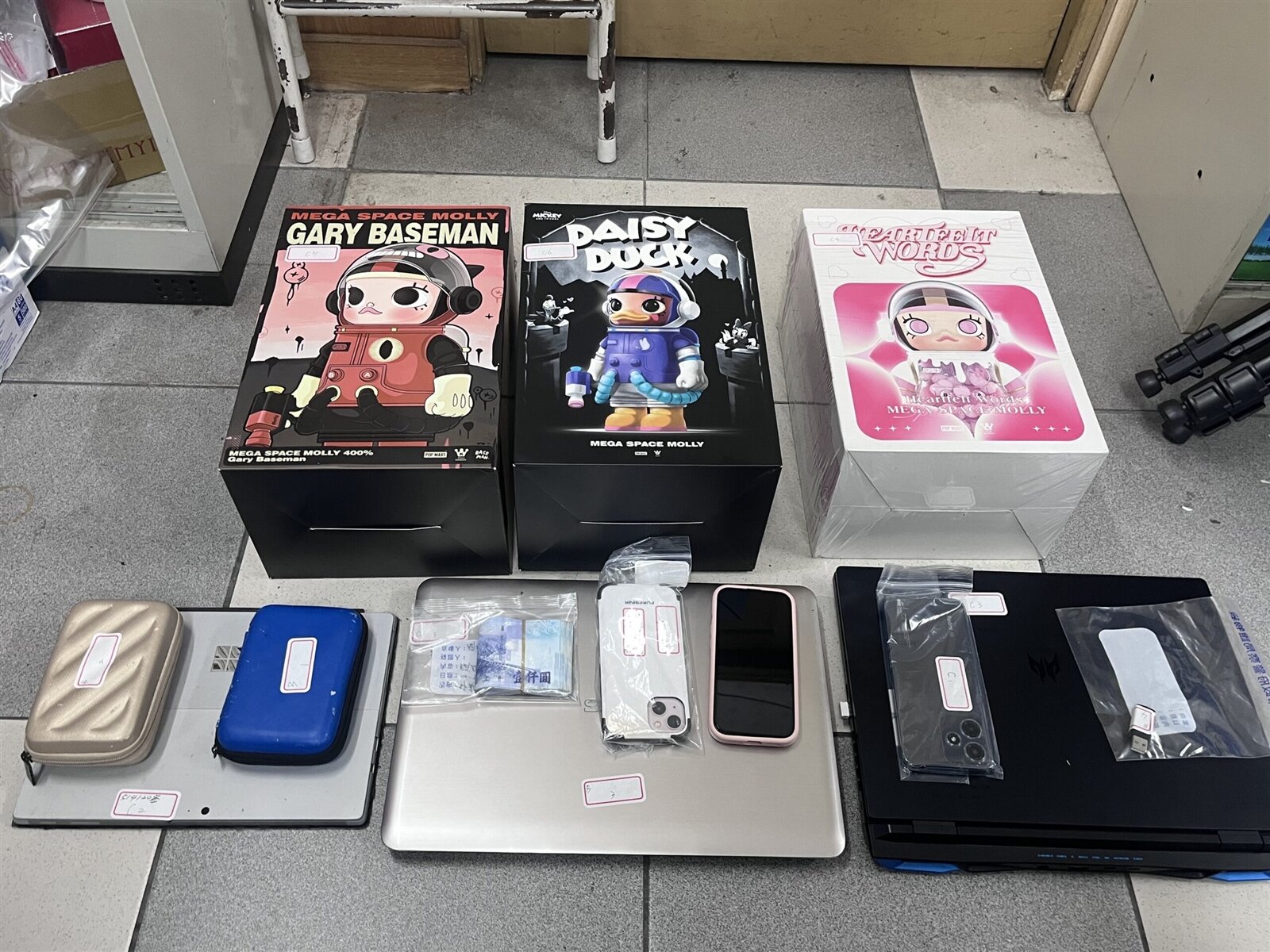 警方查扣現金、手機以及借款憑證等證物。圖:刑事局提供