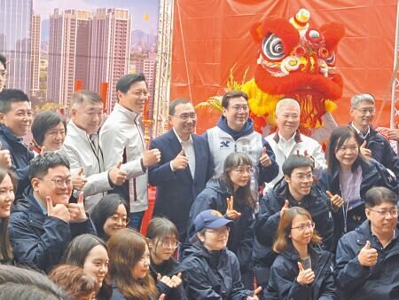 
新北市第二行政中心歷時4年完成主體建築鋼構，新北市長侯友宜民國114年12月31日出席上梁典禮（後排右四）。（張鎧乙攝）
