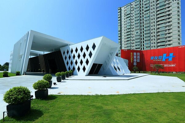 華友聯集團的「華友聯H新匯灣」開出每坪10.8萬的低價。（翻攝自「華友聯建築」臉書粉絲團）