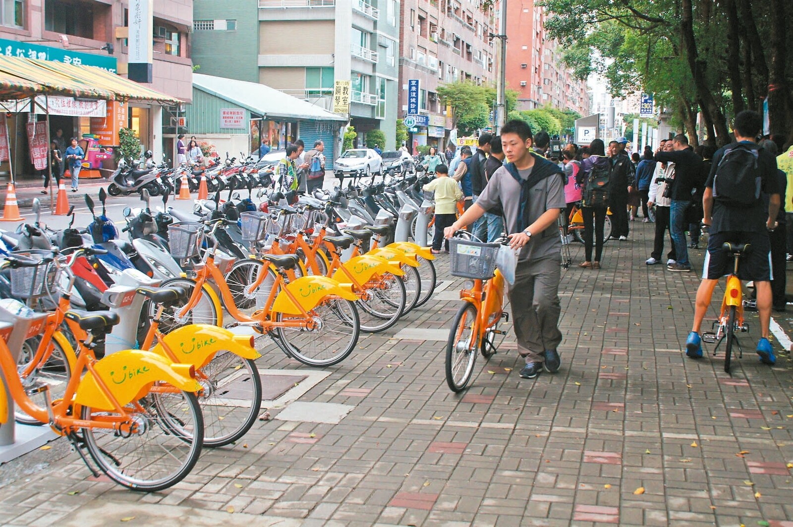 中和區捷運永安市場站YouBike系統昨啟用，民眾紛紛持悠遊卡租車，搶先體驗。 記者王長鼎／攝影