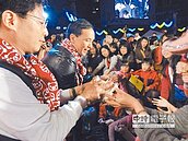 新北耶誕節點燈　朱立倫分贈糖果