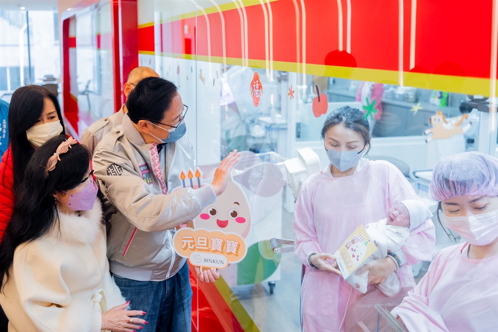 桃園市長張善政探望元旦寶寶並致贈桃園乖寶包作為新生兒賀禮。圖：市府提供