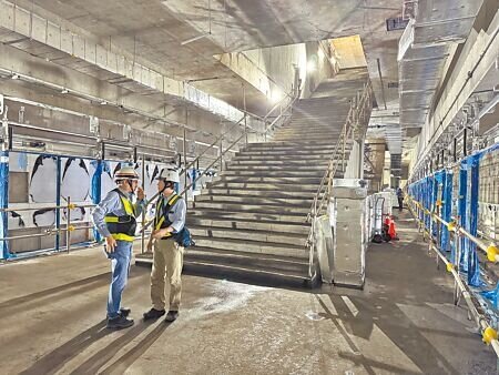 
台北市推動捷運6線動工2.0，六都捷運局面臨缺工與人才斷層挑戰。圖為興建中的台北捷運「廣慈奉天宮」站，施工人員說明軌道檢驗情形。（徐佑昇攝）
