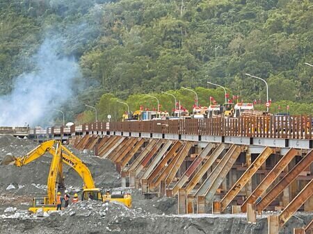 
公路局施工團隊全力趕工，花蓮台9線馬太鞍溪鋼便橋提前在1日上午通車。橋下由水利署持續清淤工程。（王志偉攝）
