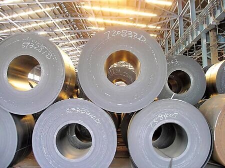 
台灣鋼構產業受惠於AI半導體擴廠、商辦都更及公共工程推升，指標大廠長榮鋼與中鋼構近期表現備受市場矚目。法人指出，鋼構雙雄目前在手訂單均處於高位，產能利用率逼近滿載，訂單能見度更已排定至2026年以後。圖∕本報資料照片
