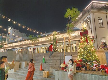 學者直言,市場改造成功的關鍵,在於必須能招來外地顧客消費。圖為台南西市場的聖誕樹燈飾,配合後方的馬薩式屋頂燈光,讓遊客感覺更浪漫。(郭良傑攝)