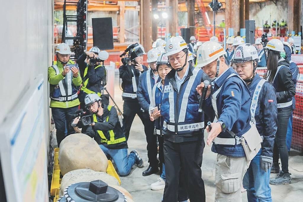 桃園市長張善政視察桃園捷運綠線八德段潛盾機啟動。圖／桃園市府提供
