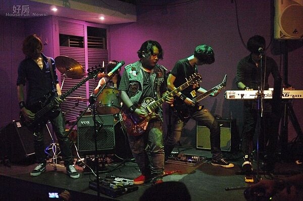 1.舞台同時結合練團功能，也常在店內舉辦比賽，目的就是要讓基隆愛玩音樂的人有個表演舞台。