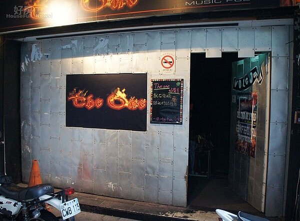 
2.大門為用裁好的鋁板一片片鎖上的，耗時約花三個晚上完成，給人充滿金屬感的氛圍。