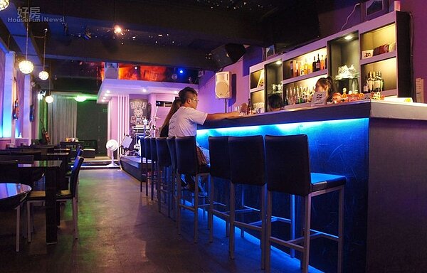 
換圖3.PUB空間為長型格局，除了裡頭包廂其他各位置視野都不錯，若當晚有表演人一多時走道甚至就變成搖滾區。