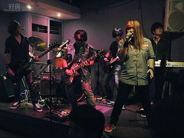 
換圖5.店內吧台為全基隆PUB最大的，有時ROXY（圖右）也會和團員直接跳上去站在吧台上唱、把全場氣氛帶到最高點。