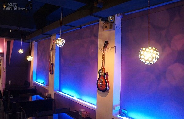 
6.由於之前鐵灰色牆面給人太工業風的感覺，今年特地重新漆成較柔和的淡紫色，並以一盞盞圓球造型燈點綴。