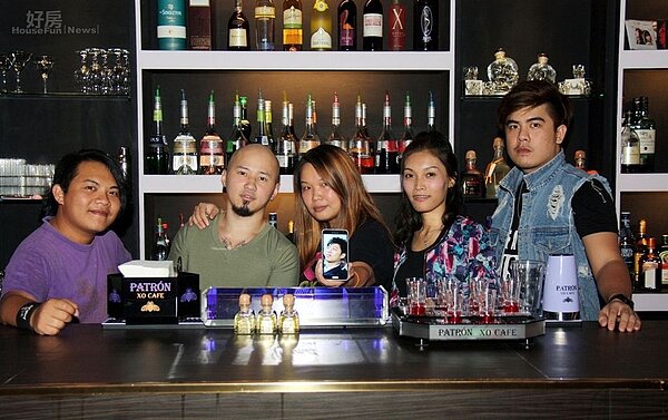 
8.ROXY慶幸搖滾路上有好伙伴相隨，由左到右為主奏吉他小J、店長獅子、主唱ROXY、副店長咪寶、主廚洪瑋，手機螢幕中為採訪當天趕不上大合照的伙伴小宋。