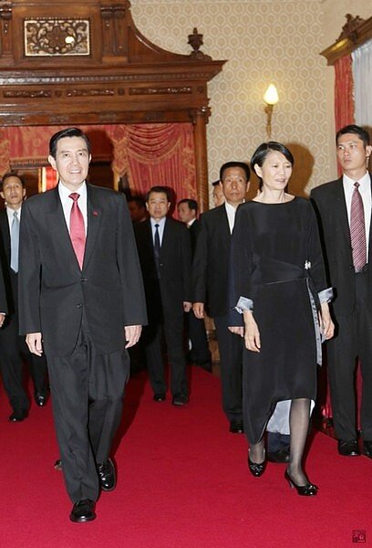 周美青今年國慶酒會所穿的黑色洋裝為國內新稅設計師吳日云所設計(取自僑委會行動版網頁)