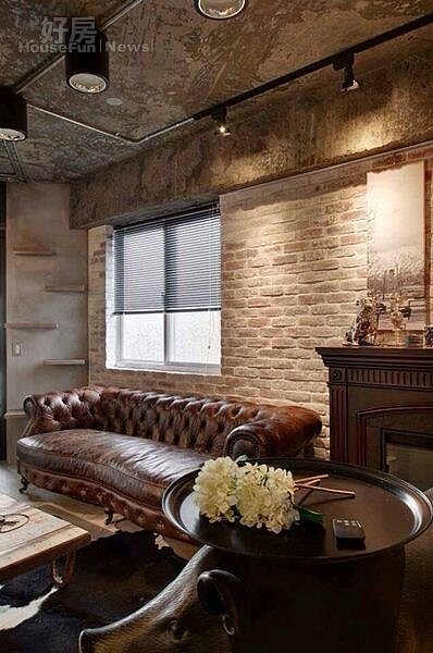 
2.客聽擺設牛皮沙發，搭配文化石牆面與壁爐，十足工業風。