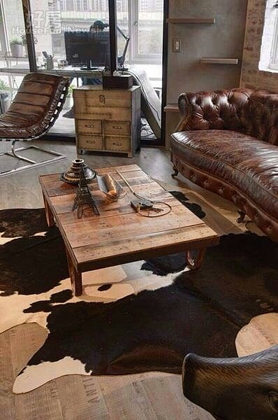 
3.許多家具都是從國外進口，以深色系讓空間溫暖一些。 