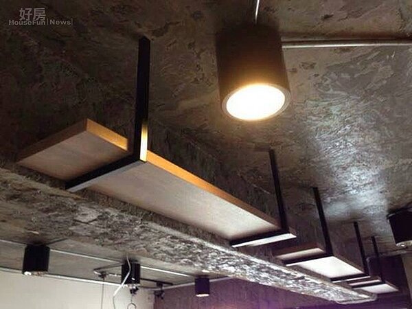 
6.天花板刻意不油漆保留水泥原色，只加上層板與燈具。