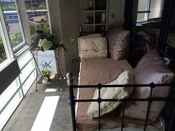 
8.主臥採用英式鐵架床，一旁的落地窗採光很棒。