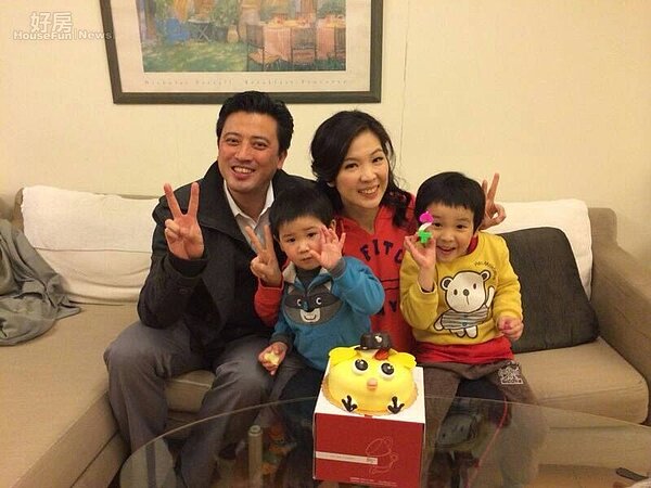 7.一家人為2歲的小兒子慶生。