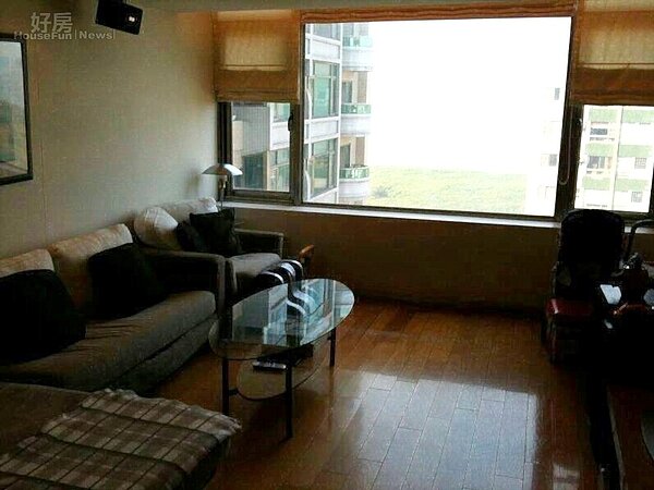 3.客廳採大面開窗,可遠眺美麗景致。