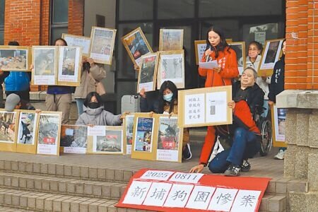 
動保團體針對新竹縣新埔非法狗園業者行徑，26日到新竹縣動保所前陳情。（邱立雅攝）
