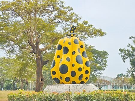 
高雄果嶺自然公園向農業部農業科技園區商借展出公共藝術、日本藝術家草間彌生創作的「我的未來坐在岩石上」。（羅琦文攝）
