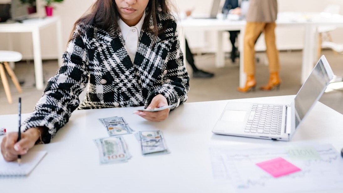 <figure class="img-wraps"><figcaption class="img-figcaption">▼原PO表示自己辦理繼承後，繼承得來的現金約950萬元，加上自己的存款，手邊的現金約有1010萬。（示意圖／東森新聞資料照）</figcaption><img src="https://p1-news.hfcdn.com/p1-news/ODcwMzM4OW5ld3M,/4c90a01013a54f90_1200x628.jpg" data-cke-saved-src="https://p1-news.hfcdn.com/p1-news/ODcwMzM4OW5ld3M,/4c90a01013a54f90_1200x628.jpg" alt="▼原PO表示自己辦理繼承後，繼承得來的現金約950萬元，加上自己的存款，手邊的現金約有1010萬。（示意圖／東森新聞資料照）" border="0"></figure><br>她表示，由於自己家裡對於理財觀念向來保守，此前沒投資過任何股票債券，因此這筆錢她目前是放在定存，只保留10萬元在活存帳戶。但她查詢投資理財的訊息後，得知若只將大筆現金放在定存，長期來看恐怕「被通膨吃掉」，也聽說「 最好是存ETF才能提早退休」。她也補充說明，自己目前月薪3萬元，扣除每月約2萬元的生活支出，還有1萬元可使用，想其他問問網友：「加上繼承來的錢，怎麼規劃比較好？幾歲可以安穩退休？」