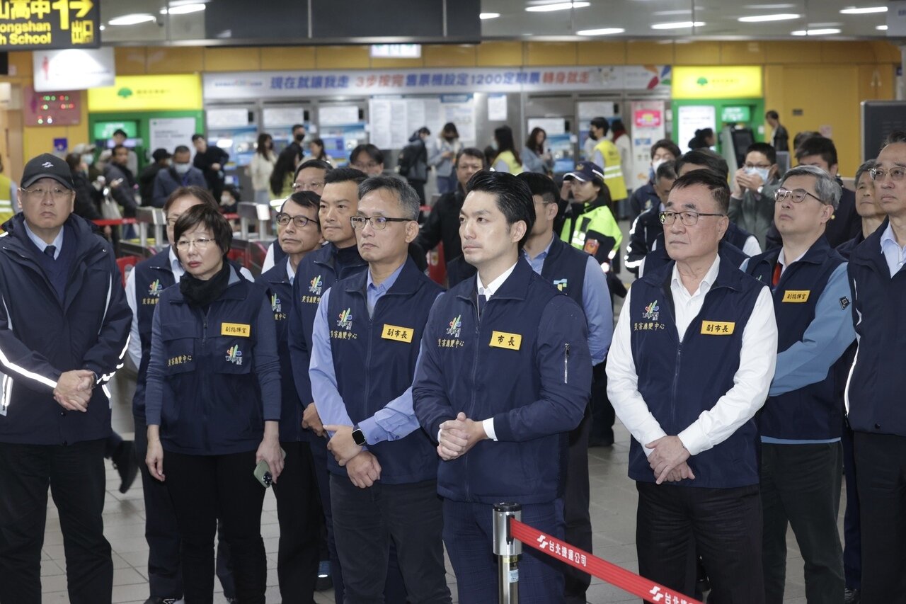 日前台北車站、中山商圈發生無差別攻擊釀死傷，台北市政府昨天舉行高強度演練，市長蔣萬安（前排右二）率領一級主管視察捷運市府站「危安演練」。記者許正宏／攝影 