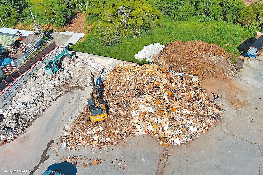 台中隆福、得豐環保公司周姓負責人，在沙鹿以停車場名義承租土地，實際供違法清運業者傾倒廢木材、營建混合物等廢棄物，不法所得2311萬元。圖／檢方提供