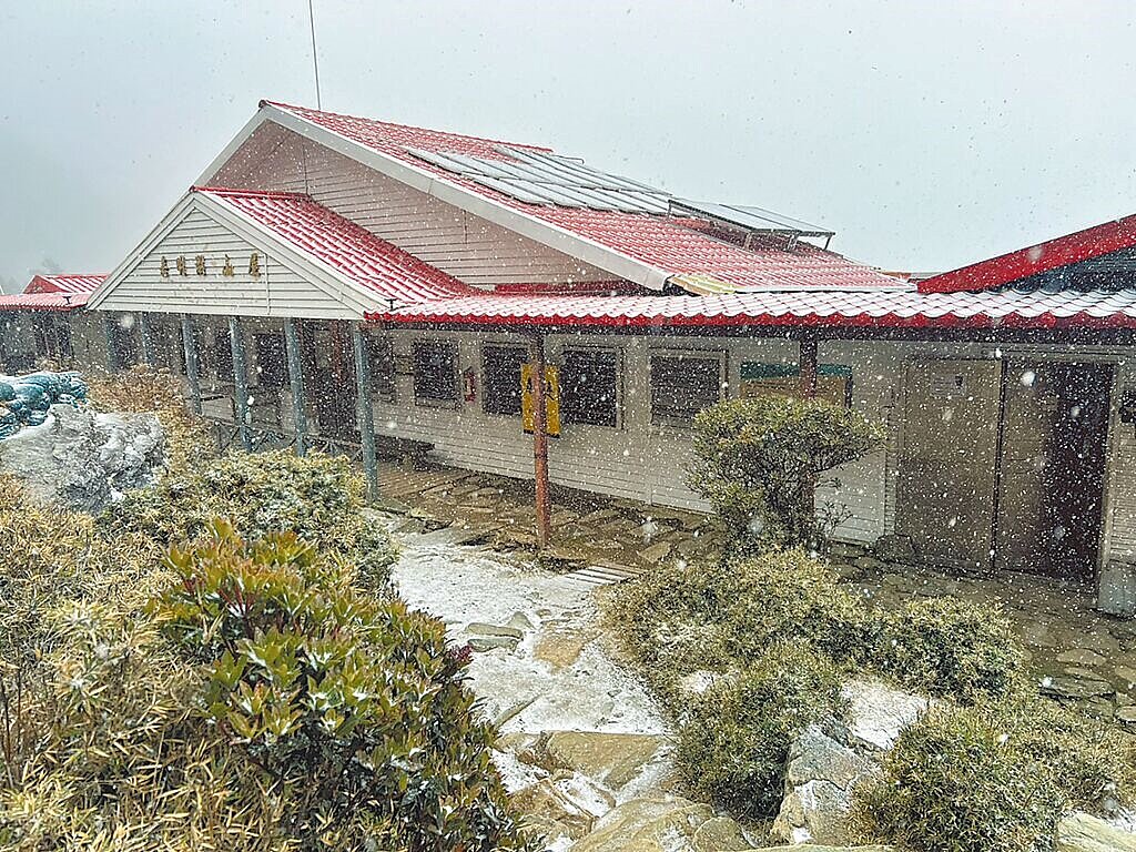 台東縣海端鄉向陽山區26日中午飄雪，嘉明湖步道及山屋一帶出現雪景，讓山友直呼驚喜。圖／林保署台東分署提供