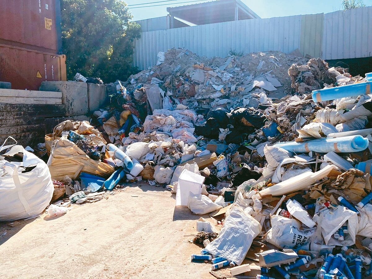 周男在沙鹿區以停車場名義承租土地，違法供清運業者亂倒垃圾。圖／檢方提供