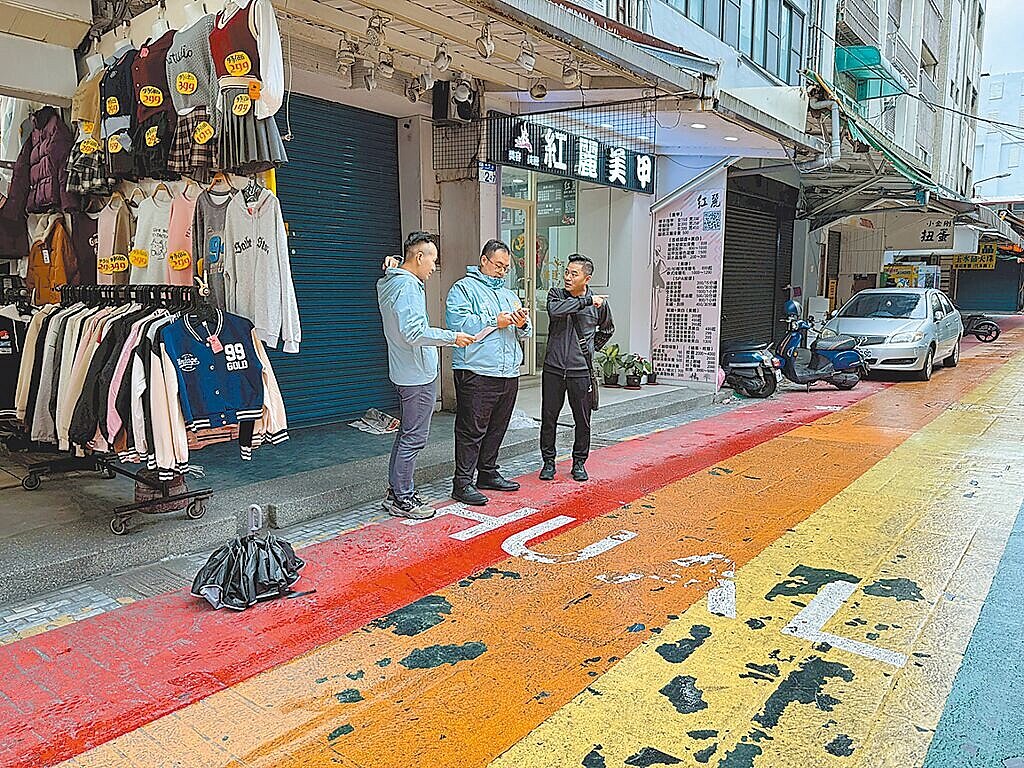 花蓮市大禹街、公正街商圈因地磚鋪面止滑效果不足，雨天頻傳機車打滑事故，市代會主席楊哲灃（中）26日會勘，將用止滑塗料改善。圖／花蓮市公所提供