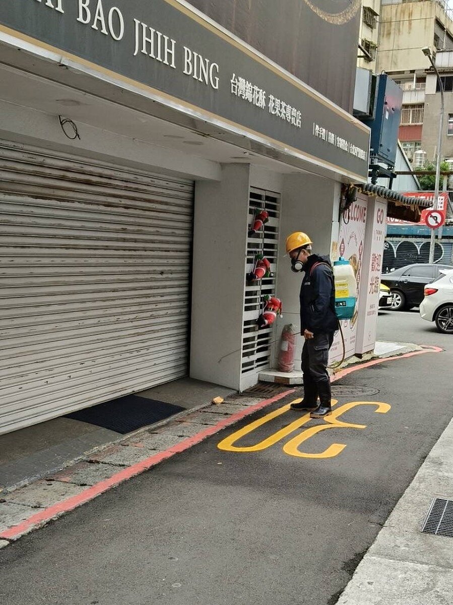 北市萬華一家豆漿店歇業後，店內散發臭味，甚至有病媒蚊出現，環保局今天已派區隊到現場噴藥消毒周邊環境。圖／北市環保局提供