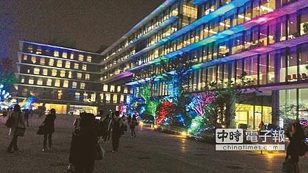 迎戰「雙11」購物節龐大的網路流量,阿里巴巴杭州總部燈火通明。(康文柔攝)