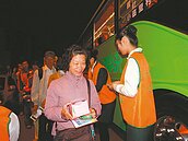 桃園八德直達新北　首班車乘客喊讚