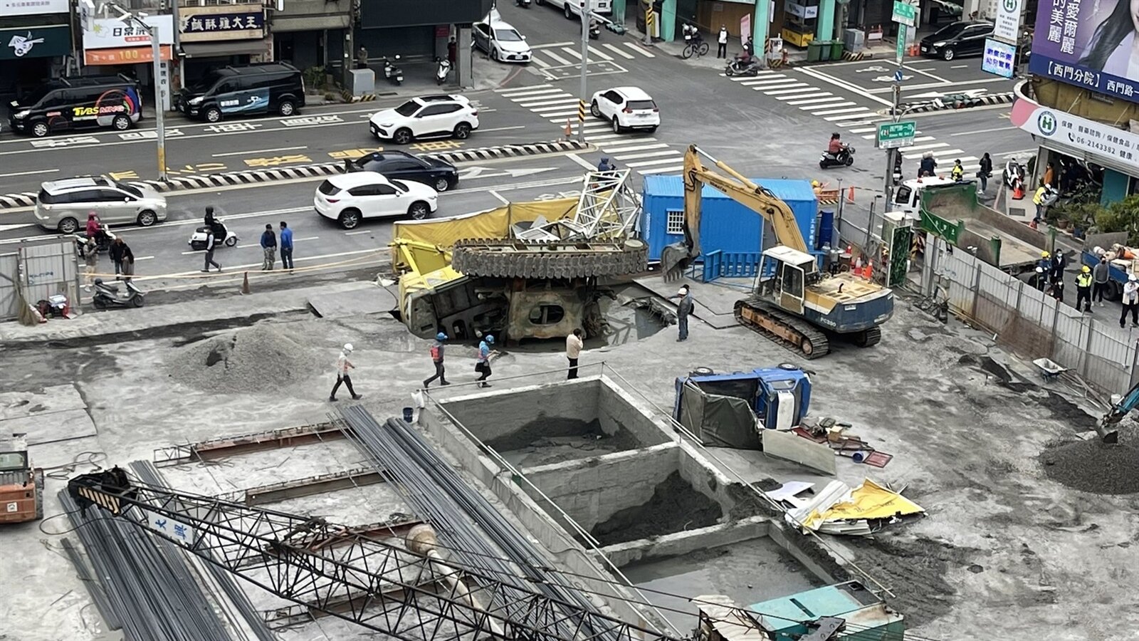 台南市中西區五妃街、西門路口皇龍建設工地，去年3月間發生一旁路面塌陷形成大洞，一輛貨車掉落洞內，吊車來救援貨車時也翻覆，當時市府開罰27萬元並勒令皇龍6處建案停工。圖／本報資料照 