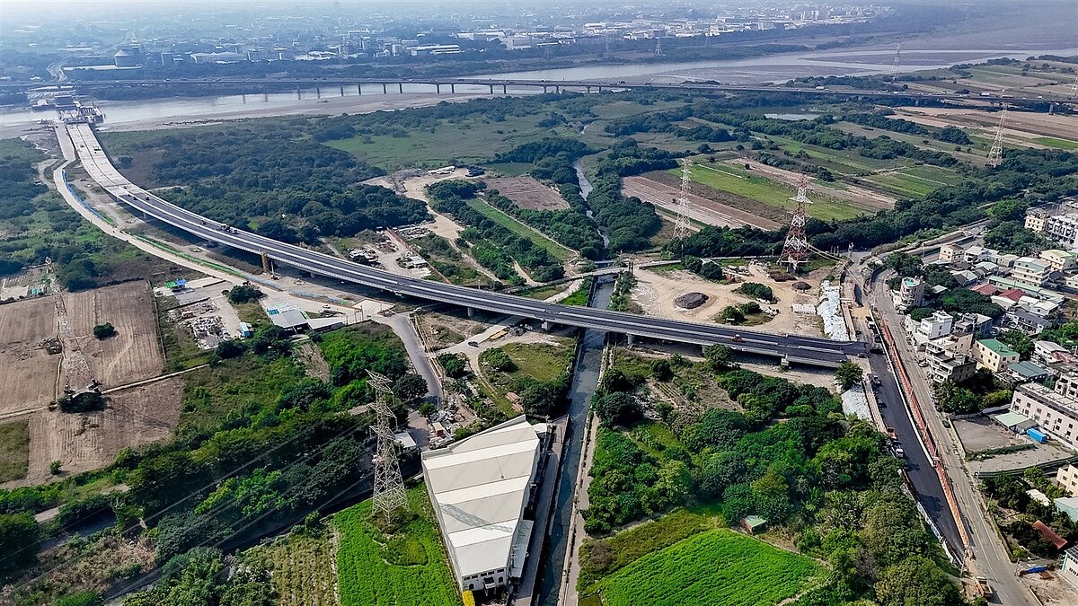 連結台中、彰化兩岸的「大肚和美跨橋」壯麗的橋梁主體在台中市府建設團隊趕辦下，逐漸成形。圖／台中市政府提供
