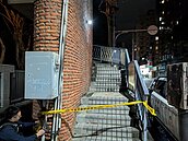 地震後....新莊龍安陸橋磁磚掉滿地　宏匯廣場前道路裂縫　公所給回應了