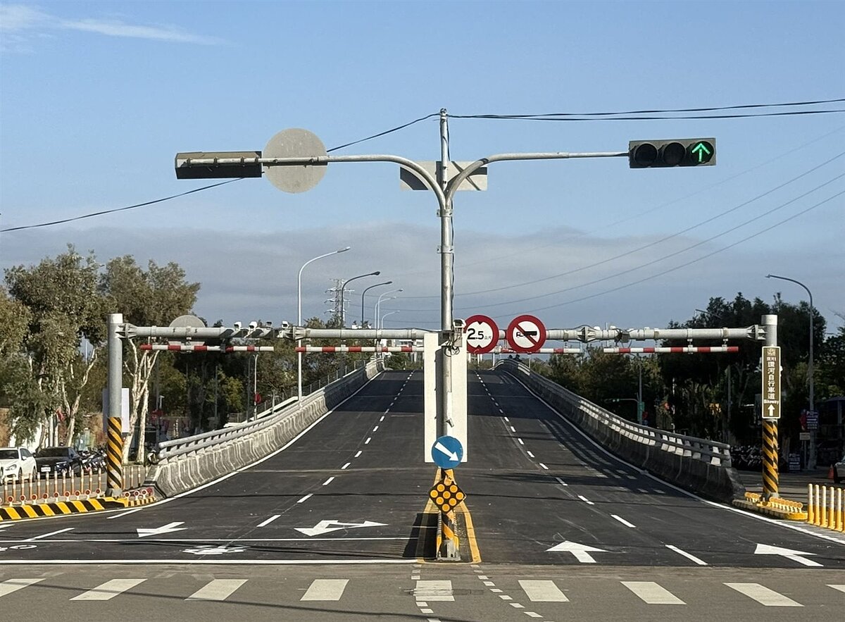 台中市烏日區高鐵三路聯外橋梁短期改善工程，將路面升級為雙向各兩個混合車道，已完工通車。圖／台中市政府提供
