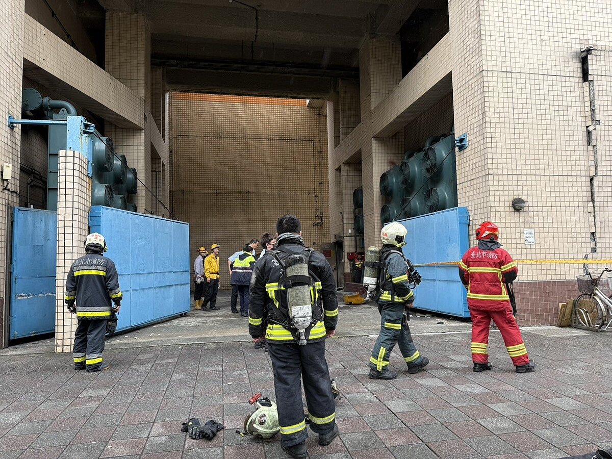 台北捷運忠孝復興站變電站今上午傳出爆炸聲起火冒煙，消防隊約10分鐘撲滅火勢。記者李奕昕／翻攝