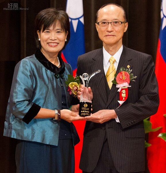 孫慶餘董事長(圖右) 從內政部常務次長林慈玲(圖左)手中,領取《中華民國第19屆地政貢獻獎》獎座