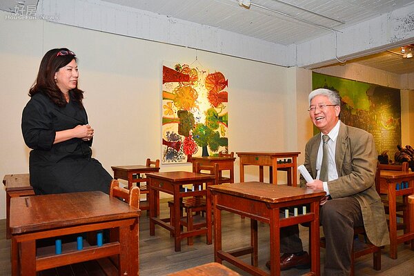 教室改造範例,張金鶚副市長與改造者暢談。(好房網News記者 陳韋帆/攝影)