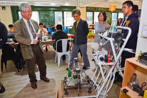 張金鶚副市長對3D列印印表機大為驚嘆。（好房網News記者 陳韋帆／攝影）