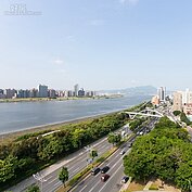 社子島住宅一直以來都乏人問津，只因為每逢大雨必淹水。近年來台北市政府治洪成果逐漸展現，當地正改頭換面中，成為下一波房市主攻地帶。為了讓低收入戶、身心障礙者能夠有一個安身立命的屋宅，都發局將十年前蓋好的國宅重新整理出租，其中有規劃四間無障礙空間房可供有需要的民眾租賃。由於坐落在學區旁，且緊鄰淡水河與基隆河間，擁有美麗風景，預計將成為搶手目標。