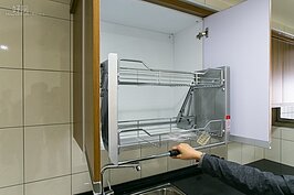 為了方便下肢障礙者或輪椅族可以輕鬆的在廚房作業，餐廚部分採以彈簧油壓可拉出式的設計。