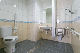 濕滑的浴室一直以來都是發生摔倒風險最高的地方，為了讓居住在此的老者或肢體障礙者可以輕鬆方變的盥洗沐浴，不僅內部空間加大，而且處處都加裝了扶手。