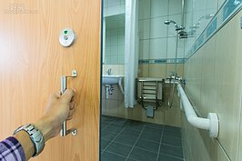 浴室門採左拉門設計，與無障礙公廁一樣。